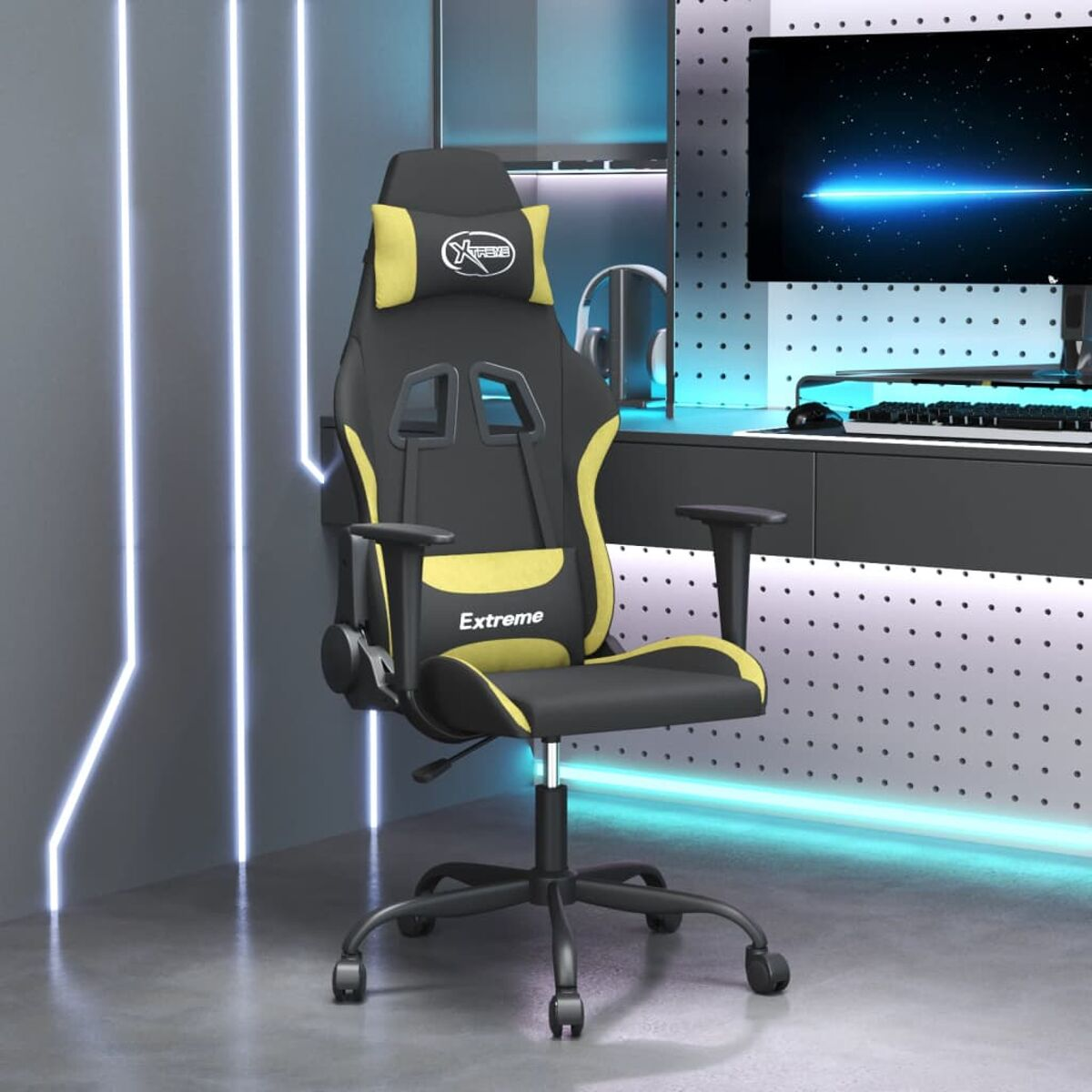 Gaming-Stuhl, schwarz und gelb mit schwarzem Gestell und Rädern. Ein Computer im Hintergrund.