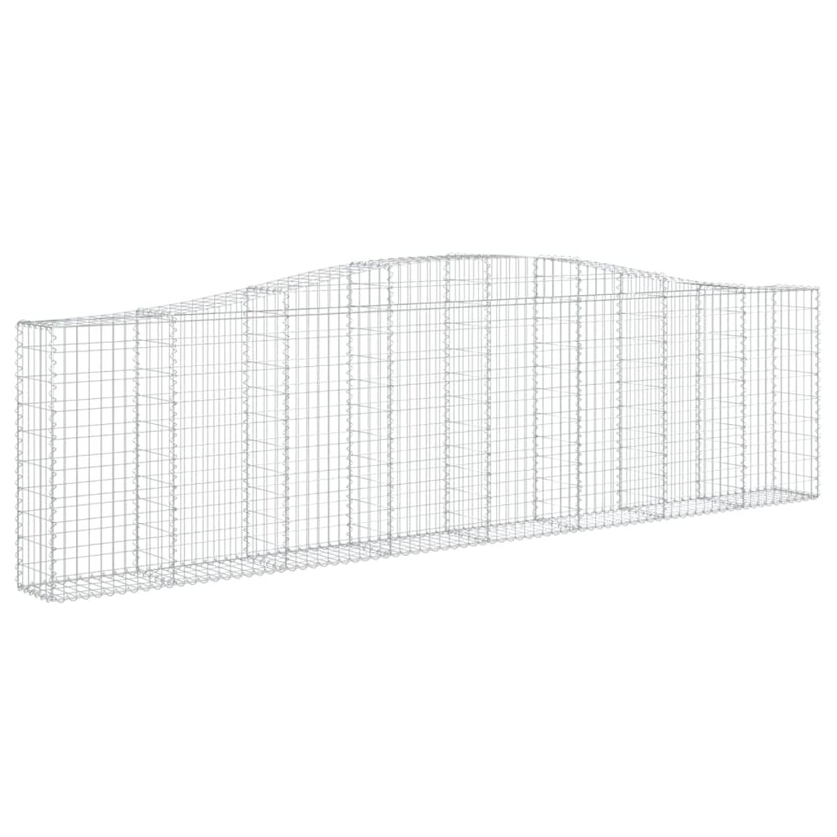 Eine silbern-metallene Gabionenwand, mit gewölbter Oberseite, vor weißem Hintergrund.
