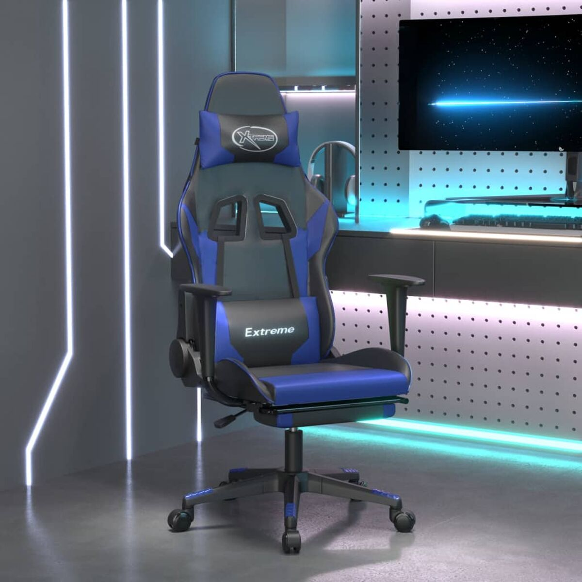 Ein blau-schwarzer Gaming-Stuhl in einem Raum mit Neonlichtern und einem dunklen Bildschirm.