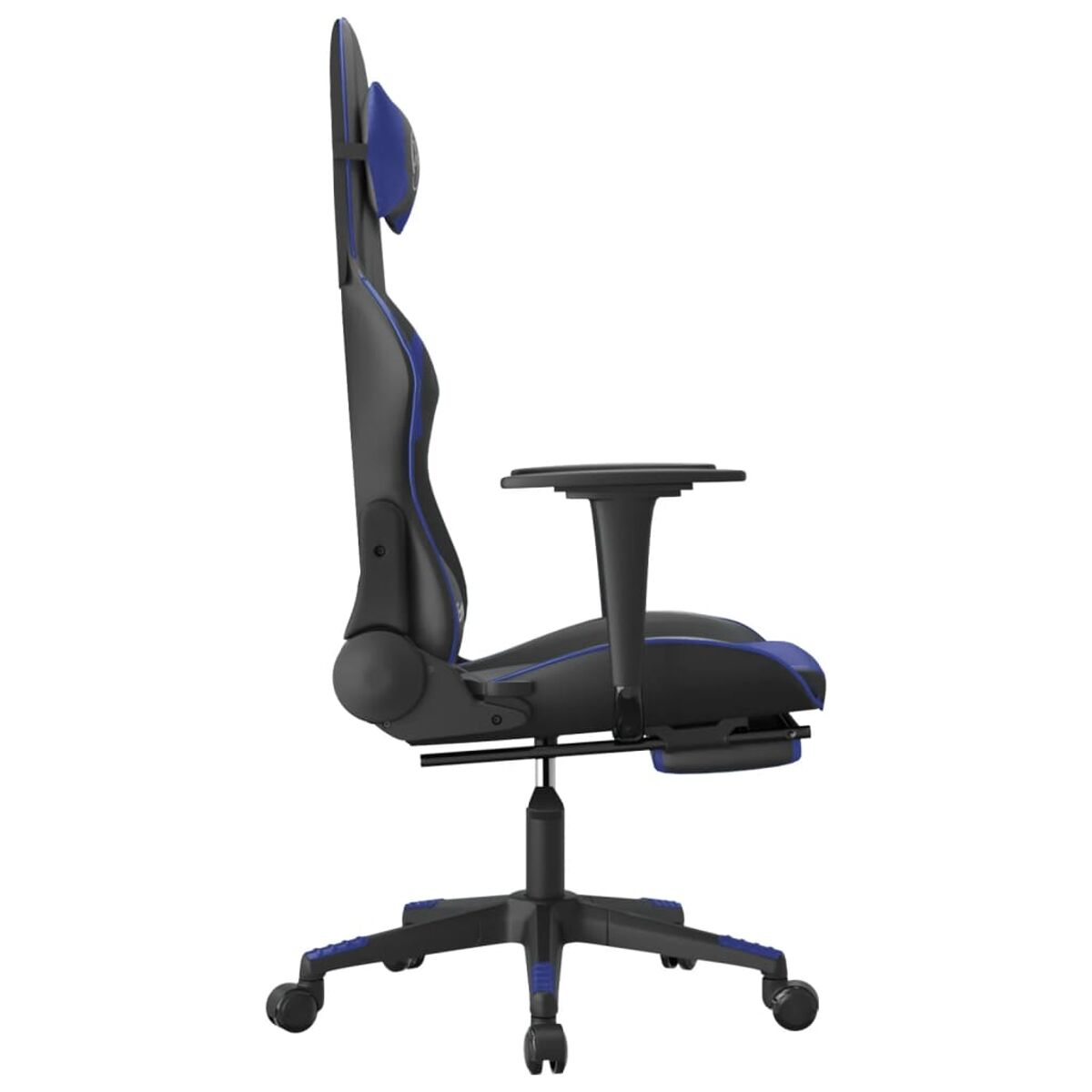 Ein schwarz-blauer Gaming-Stuhl, Seitenansicht. Hat eine Kopfstütze, Armlehnen und Rollen.