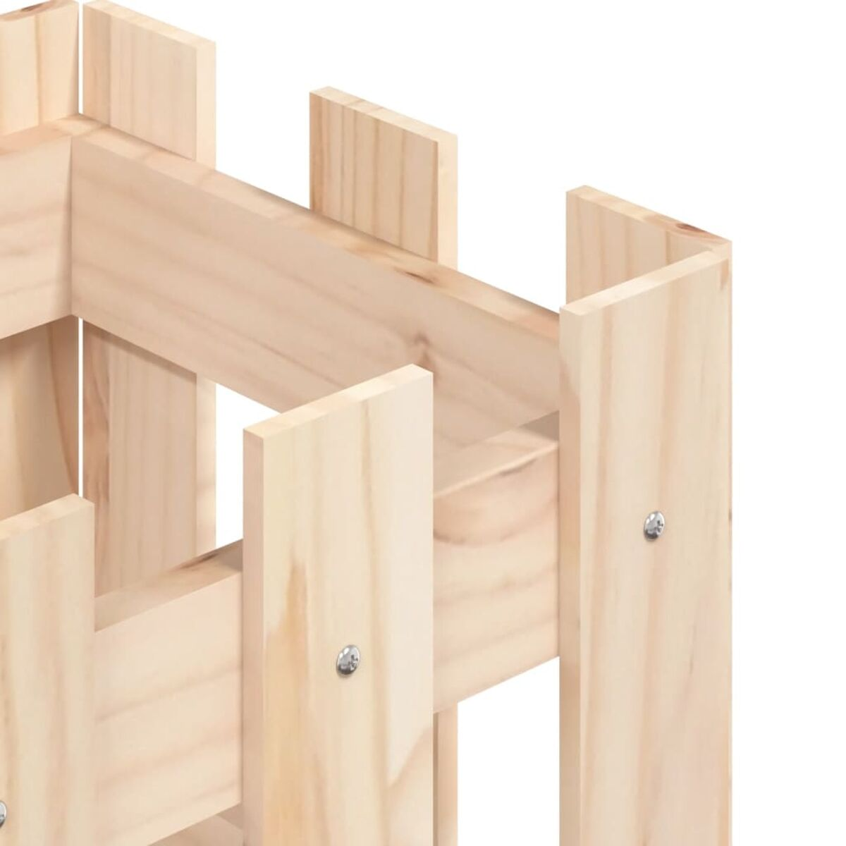 Nahaufnahme einer Holzecke. Das Holz ist hellbraun, mit Schrauben an den Verbindungen.