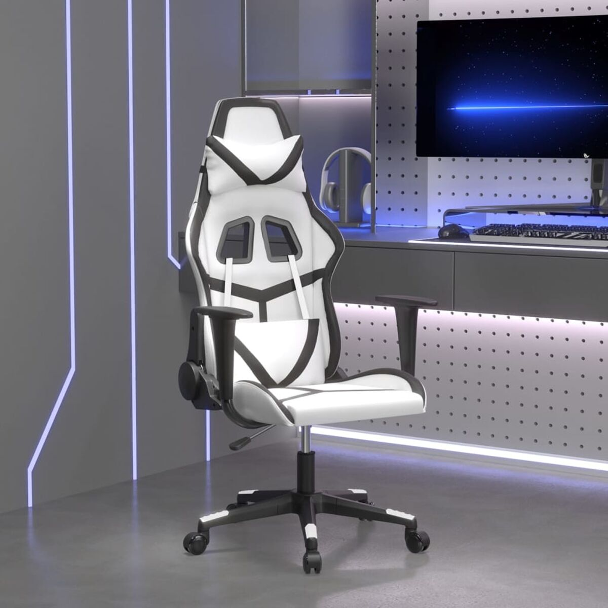 Ein weiß-schwarzer Gaming-Stuhl in einem Raum mit Computermonitor und anderem Gaming-Setup.