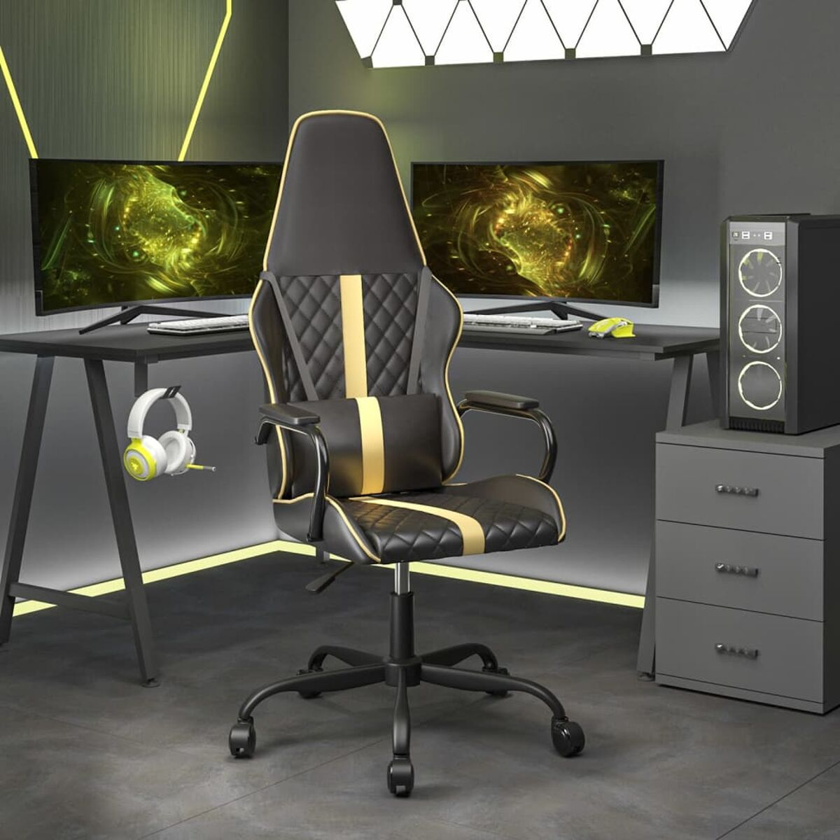 Gaming-Stuhl mit schwarzen und goldenen Akzenten. Zwei Monitore auf einem schwarzen Schreibtisch.