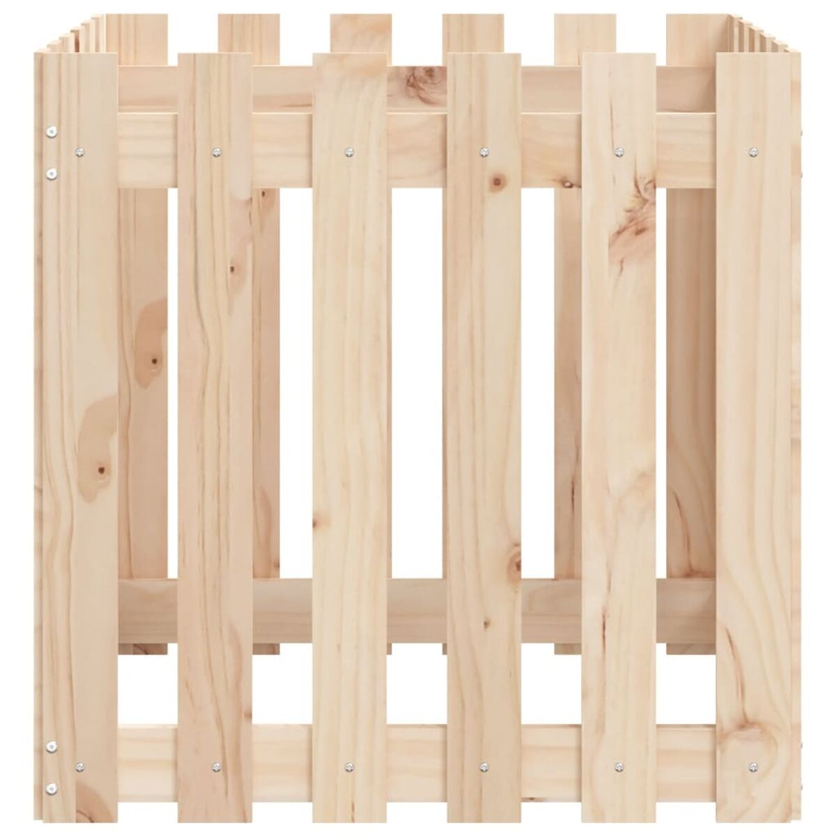 Holzzaun mit vertikalen Lamellen. Das Holz ist hellbraun, und der Hintergrund ist weiß.