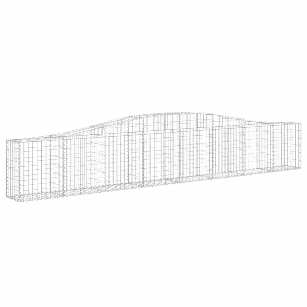 Eine lange Gabionenwand aus Drahtgeflecht mit gewölbter Oberseite. Weißer Hintergrund.