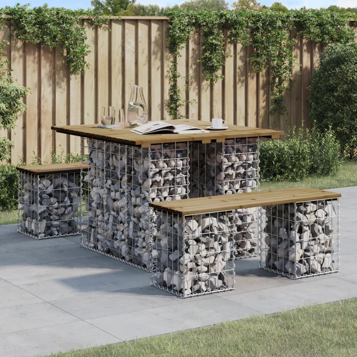 Gartentisch-Set mit steinbefüllten Drahtrahmen und Holzplatten.