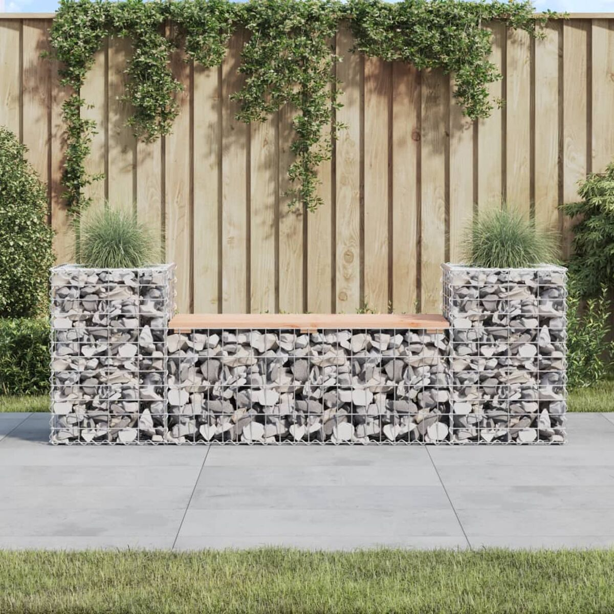 Eine Gabionenbank mit Holzsitzen in einer Gartenszene.