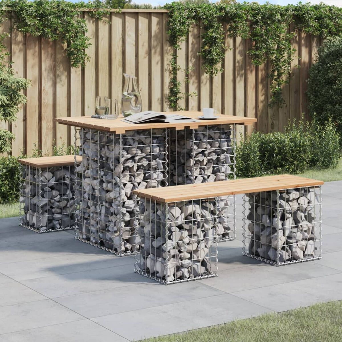 Ein Tisch und zwei Bänke aus Drahtkörben, gefüllt mit Steinen, mit Holzplatten.