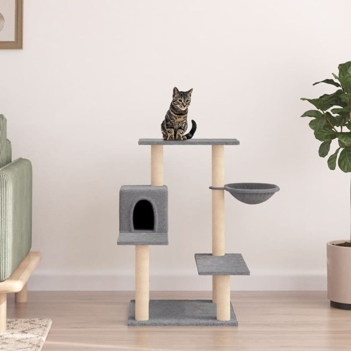 Katzenbaum mit Katze oben, grau und beige Farben.