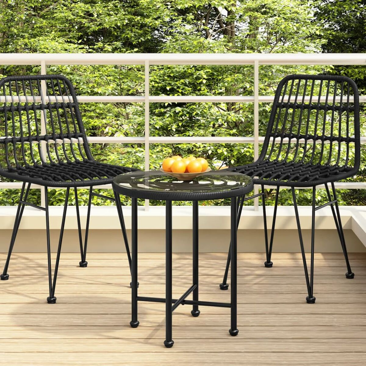 Zwei schwarze Stühle und ein kleiner Tisch mit Orangen. Balkon-Szene, Holzboden.