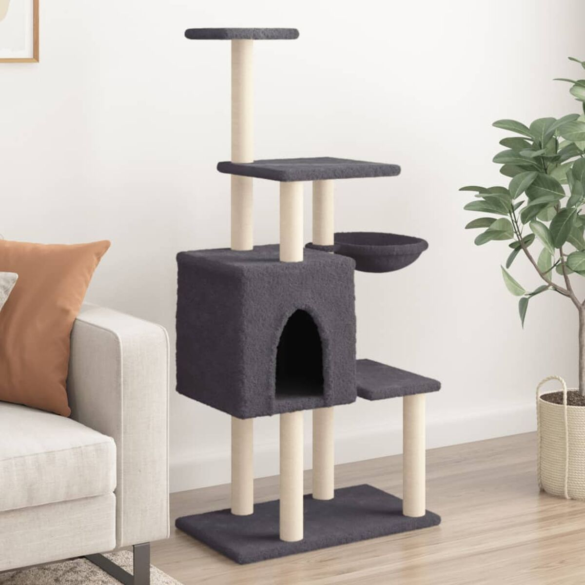 Katzenbaum mit mehreren Ebenen, einer Höhle und einer Schüssel, neben Couch und Pflanze.
