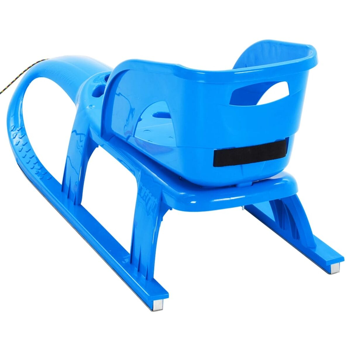 Slitta di plastica blu con sedile e corda, isolata su bianco.