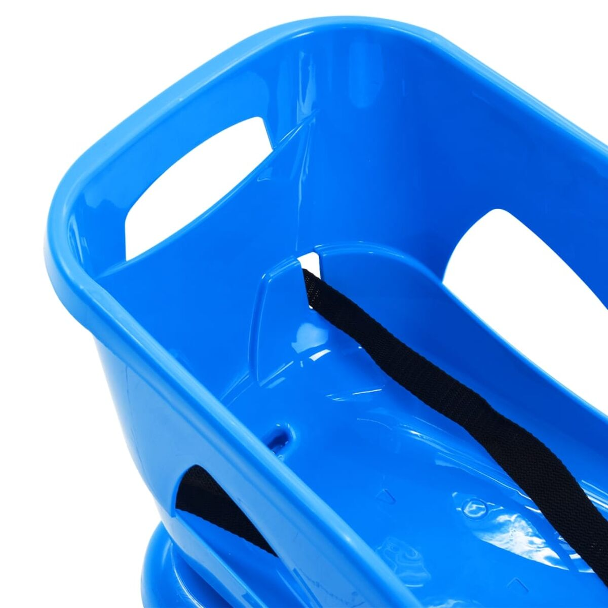 Slitta in plastica blu, vista ravvicinata. La cinghia nera è visibile.