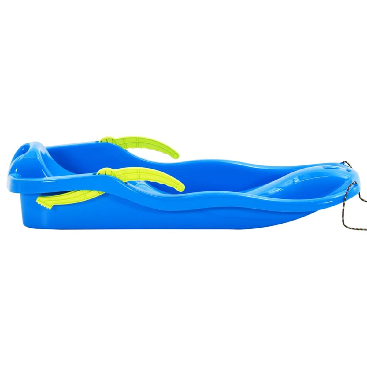 Blauer Plastikschlitten mit grünen Griffen, schwarzes Seil. Weißer Hintergrund.