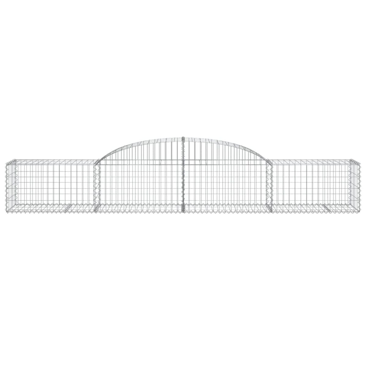 Ein langer Drahtgabion mit gewölbtem Oberteil. Der Gabion ist leer und aus Metalldraht.