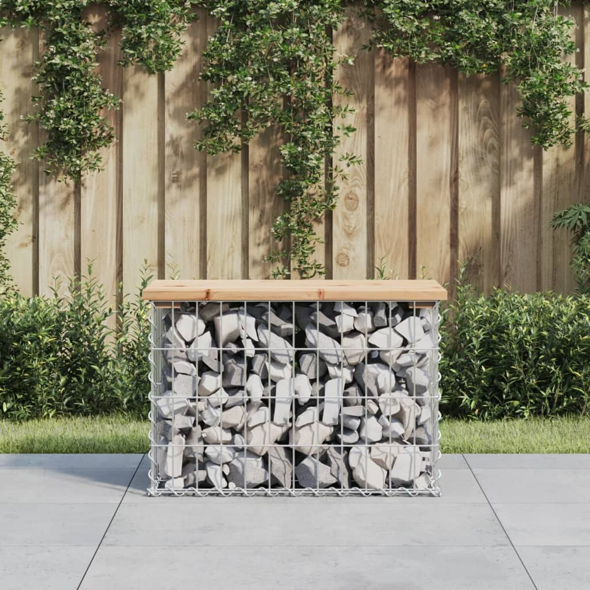 Eine graue Stein- und Metallbank in einem Garten mit Holzplatte.