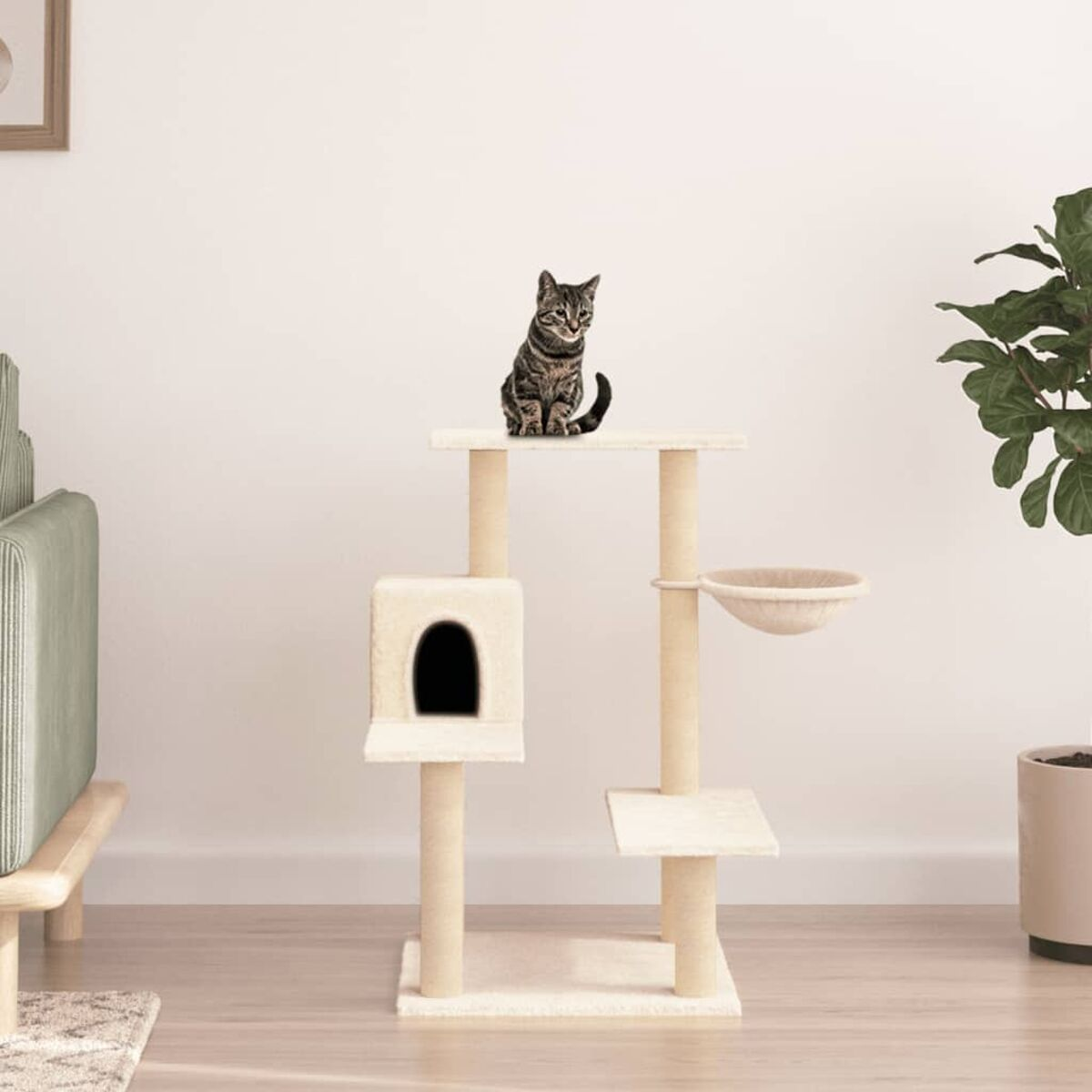 Katze sitzt auf einem Katzenbaum, beige, mit Tunnelhaus und Schüssel.