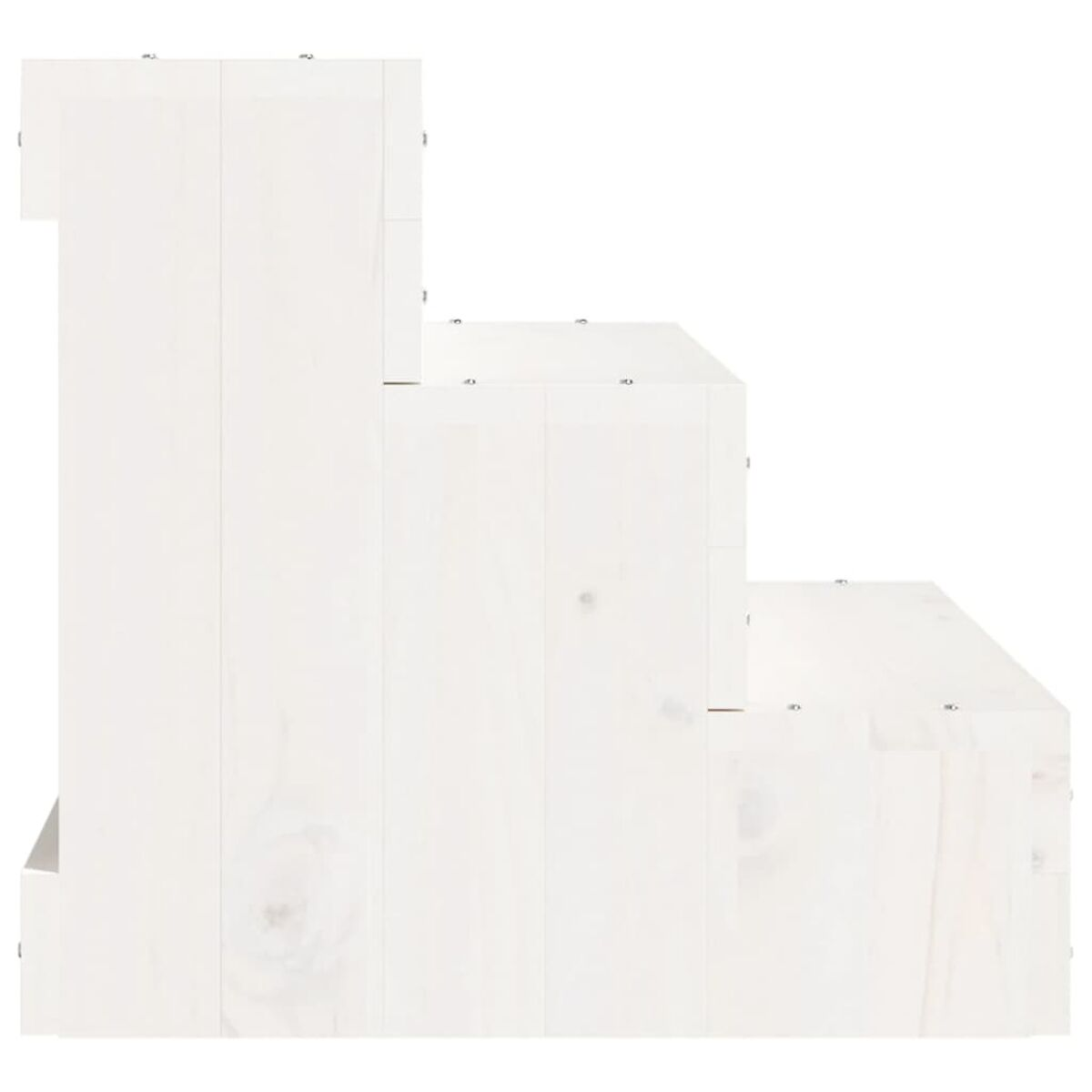 Weiße Holzstufen, insgesamt drei. Seitenansicht. Sauberes, schlichtes Design.