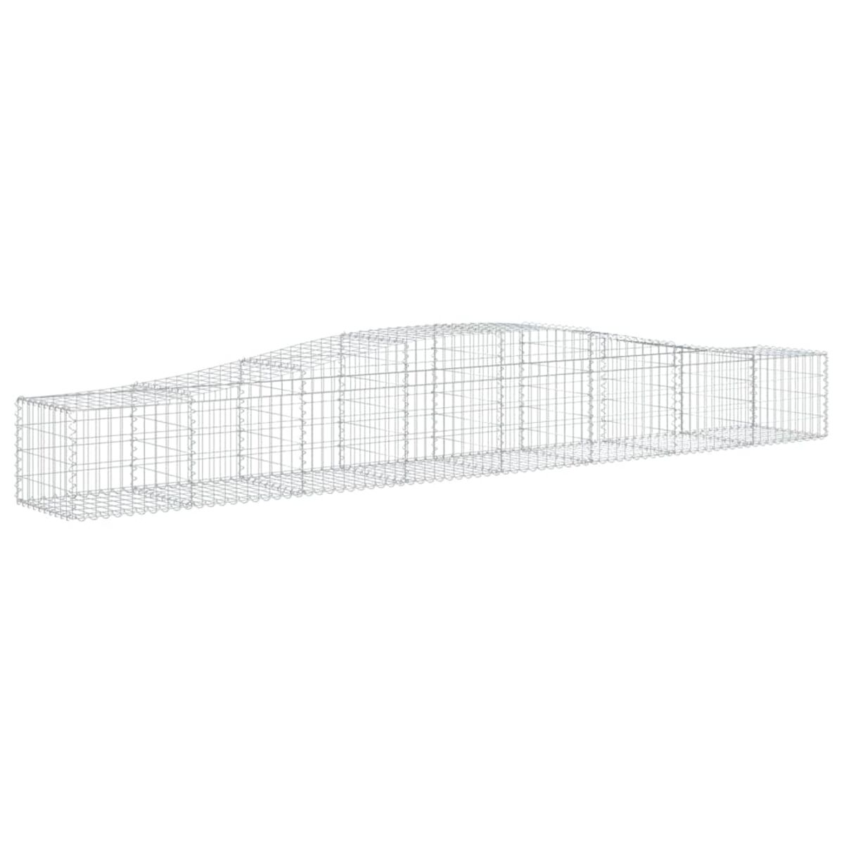 Eine Gabionenstruktur in Form einer Welle. Der Gabion steht vor weißem Hintergrund.