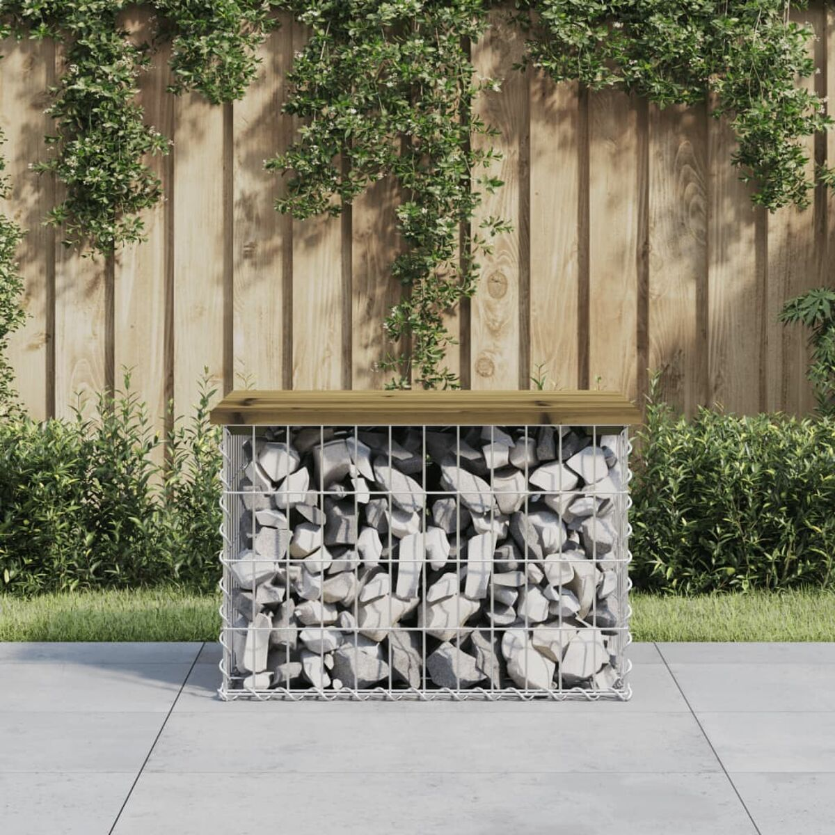 Ein Metall-Gabion mit Holzoberteil, gefüllt mit Steinen, auf einer Terrasse.