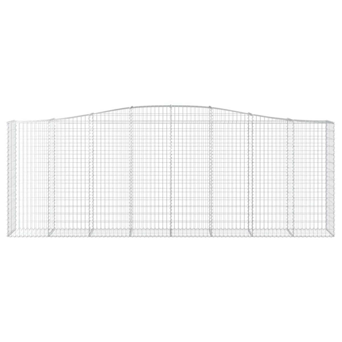Ein langer Drahtgabion mit gewölbtem Oberteil. Der Gabion ist leer und aus Metalldraht.