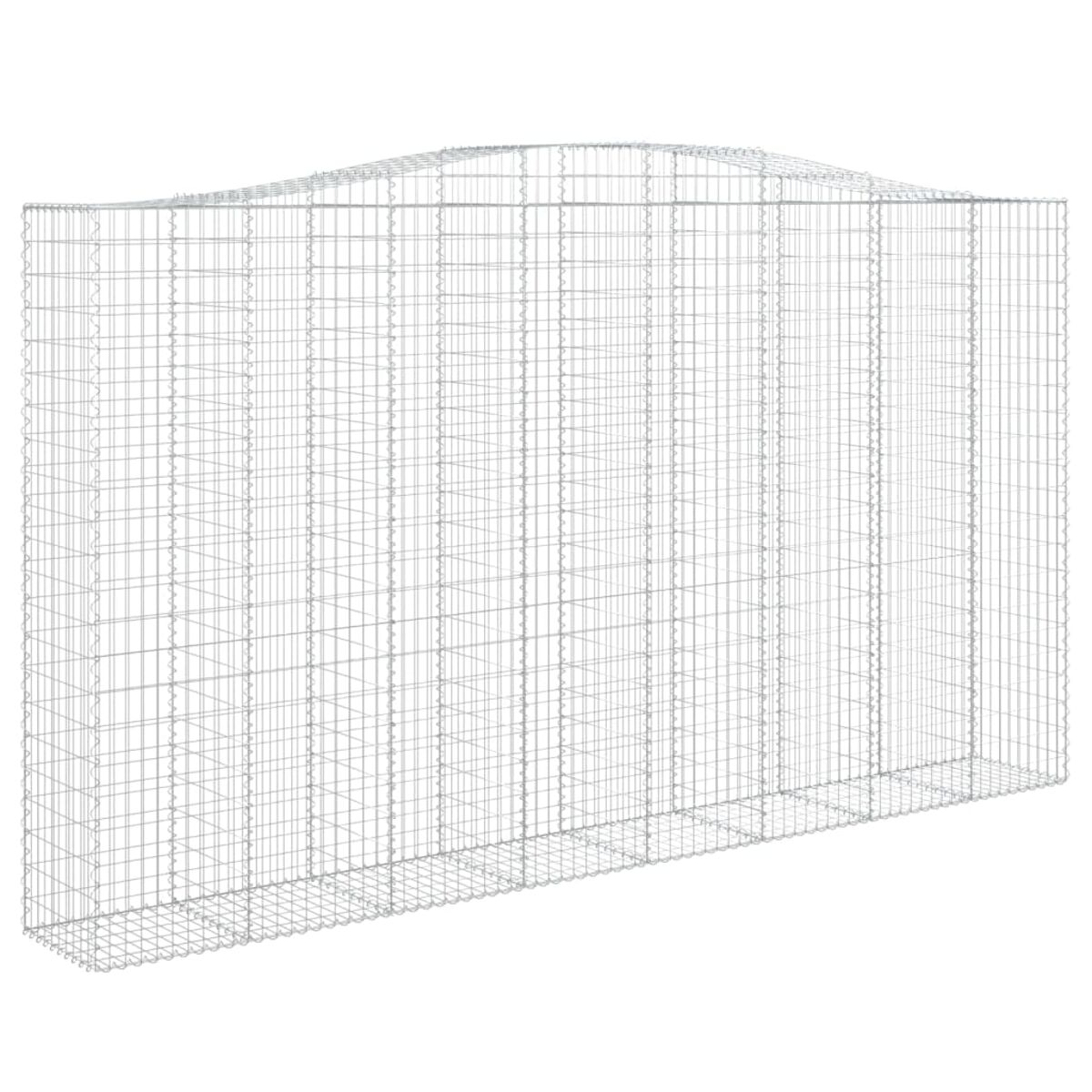 Gabionenmauer mit gewölbtem Oberteil auf weißem Hintergrund. Die Mauer besteht aus Drahtgeflecht.