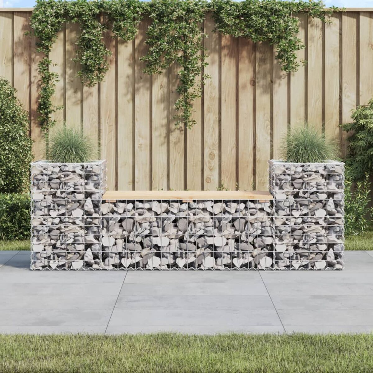 Eine Gabionenbank mit Holzsitzen. Der Gabion ist mit grauen Steinen gefüllt.