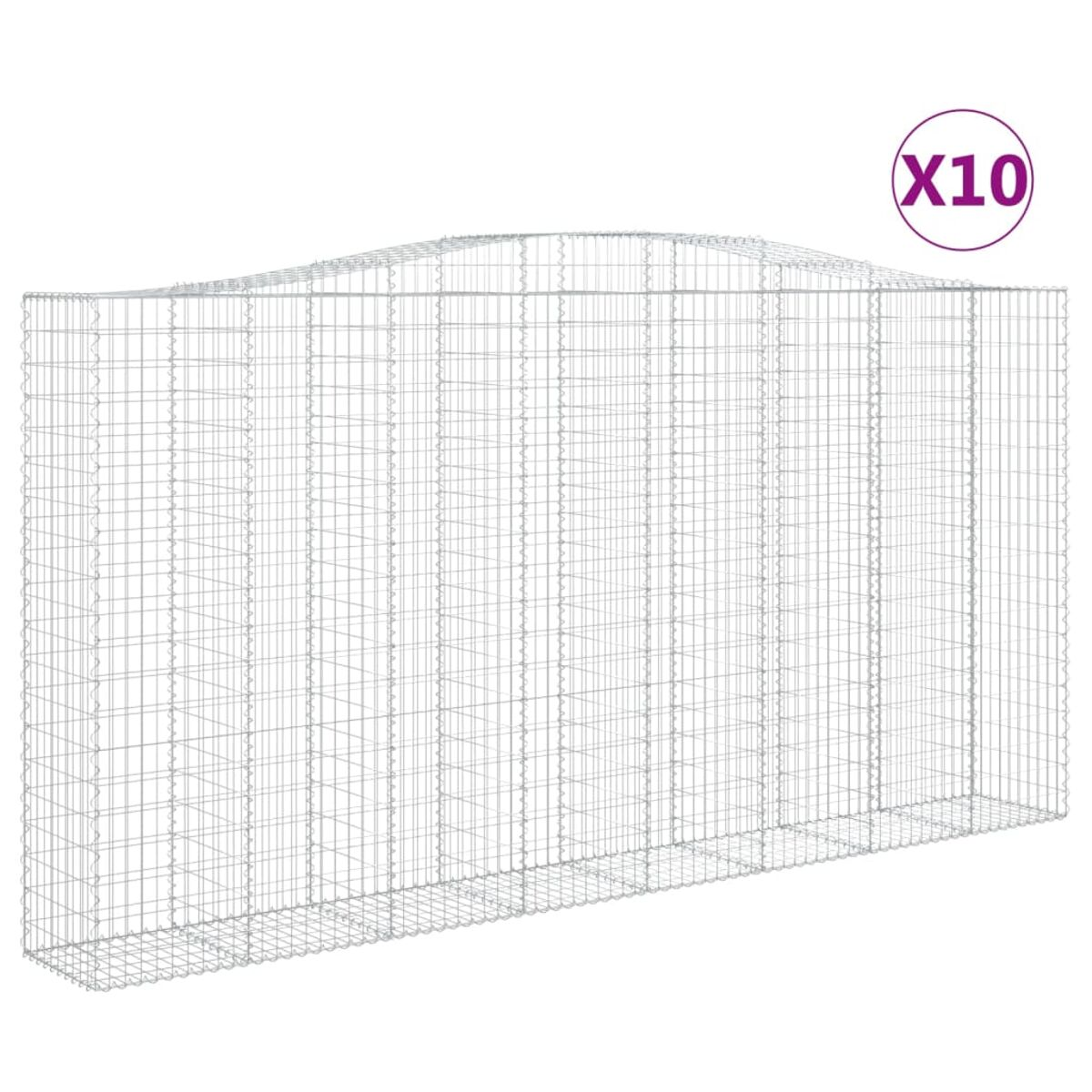 Gabionenwand aus Drahtgeflecht mit X10-Etikett auf weißem Hintergrund.