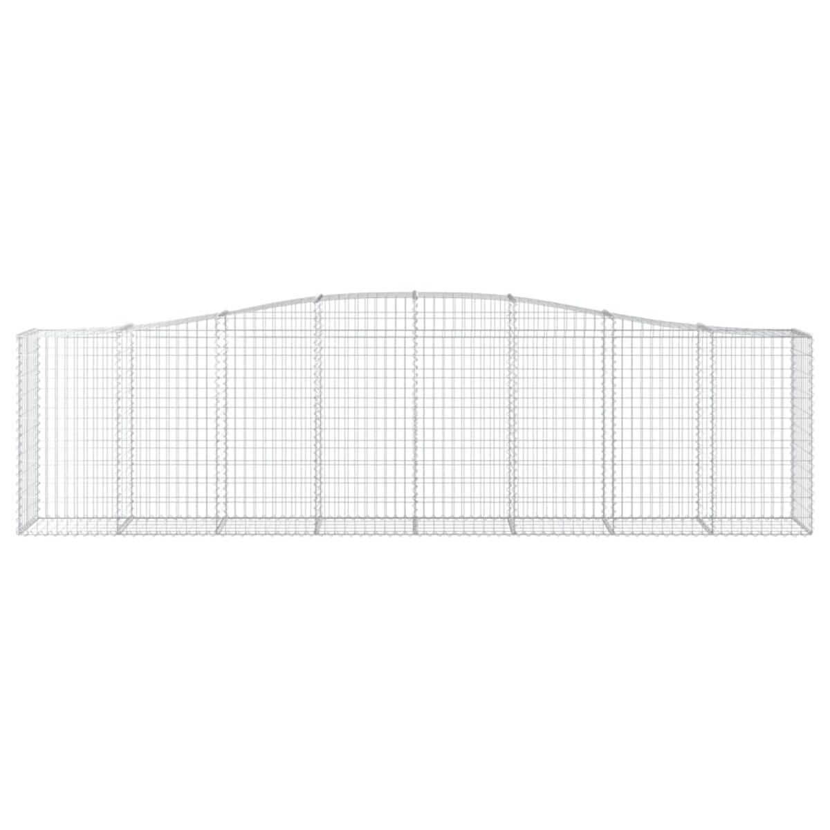 Ein langer Drahtgabion mit gewölbtem Oberteil. Der Gabion ist leer und aus Metalldraht.