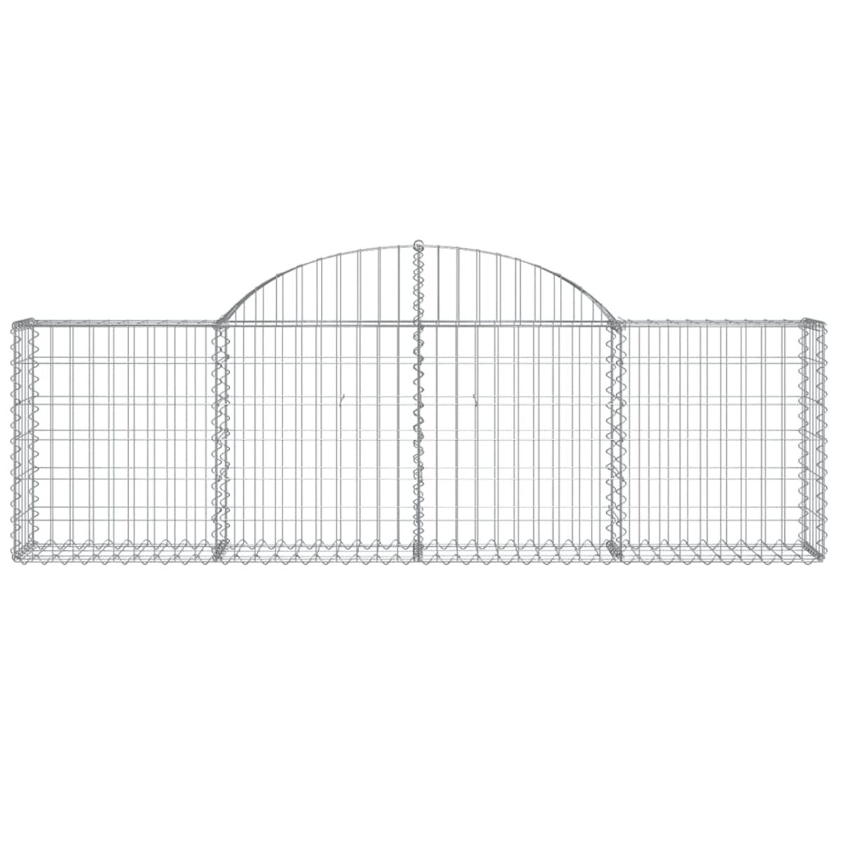 Eine Gabionenstruktur. Der Gabion besteht aus Drahtgeflecht und hat eine gebogene Oberseite. Er ist leer.