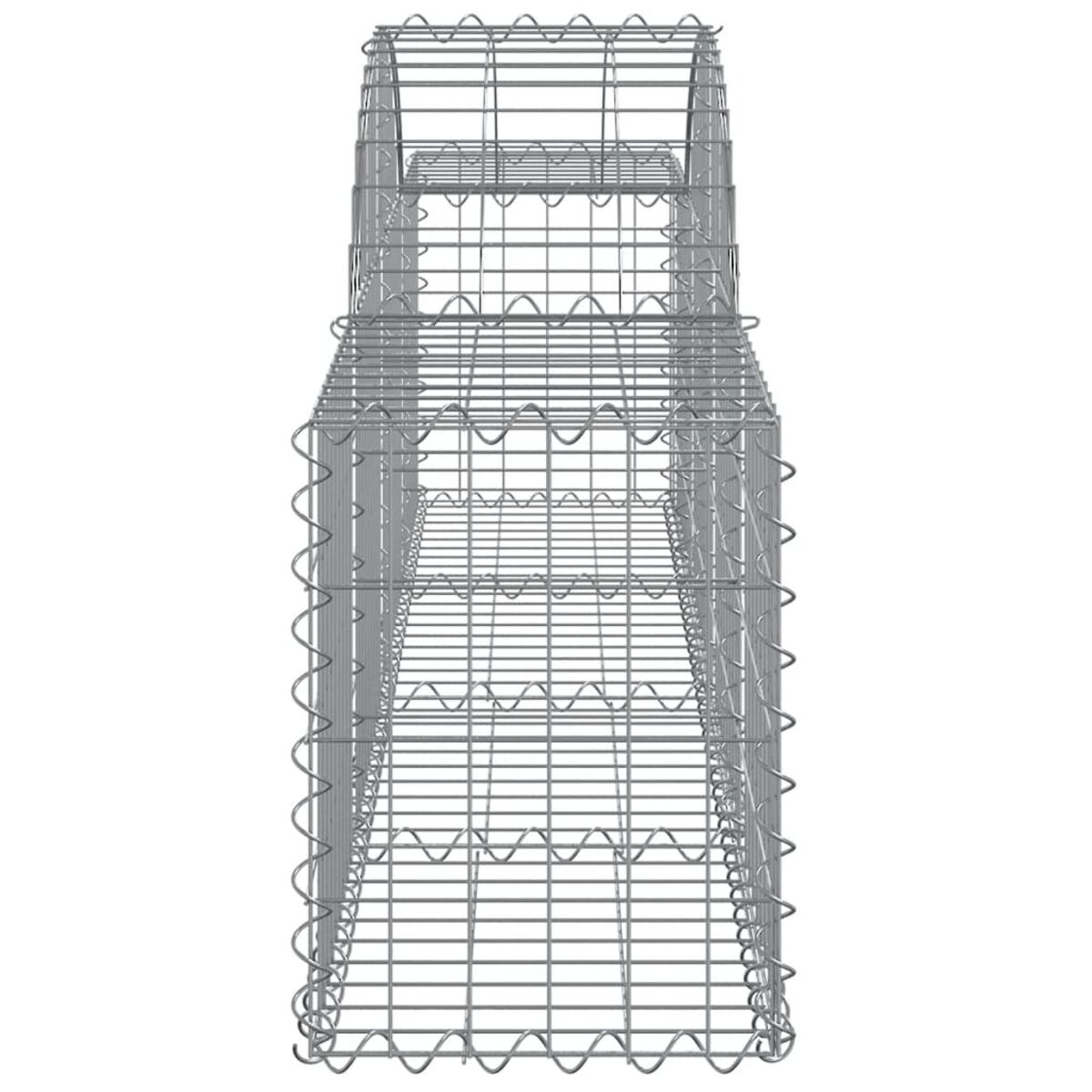 Ein hoher Gabion aus Drahtgeflecht, Seitenansicht, vor weißem Hintergrund.