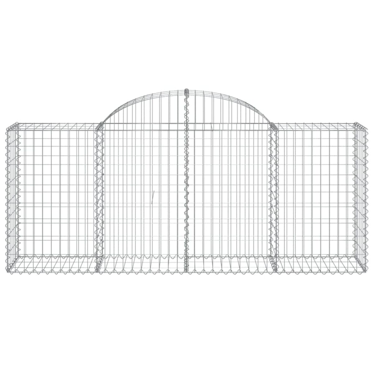 Drahtgitter-Gabionenwand. Die Oberseite der Wand hat eine gebogene Form. Weißer Hintergrund mit gleichmäßiger Beleuchtung.