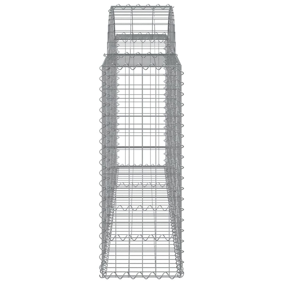 Hoher Metall-Gabion. Es ist ein langer, rechteckiger Käfig aus Metalldraht. Der Hintergrund ist weiß.