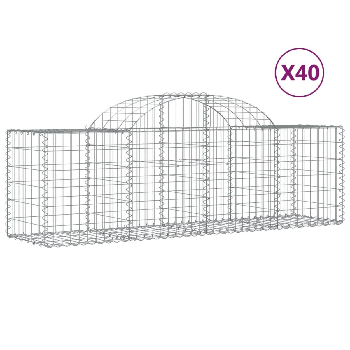 Gabionenwand in Bogenform. Sie besteht aus Drahtgeflecht und ist leer.