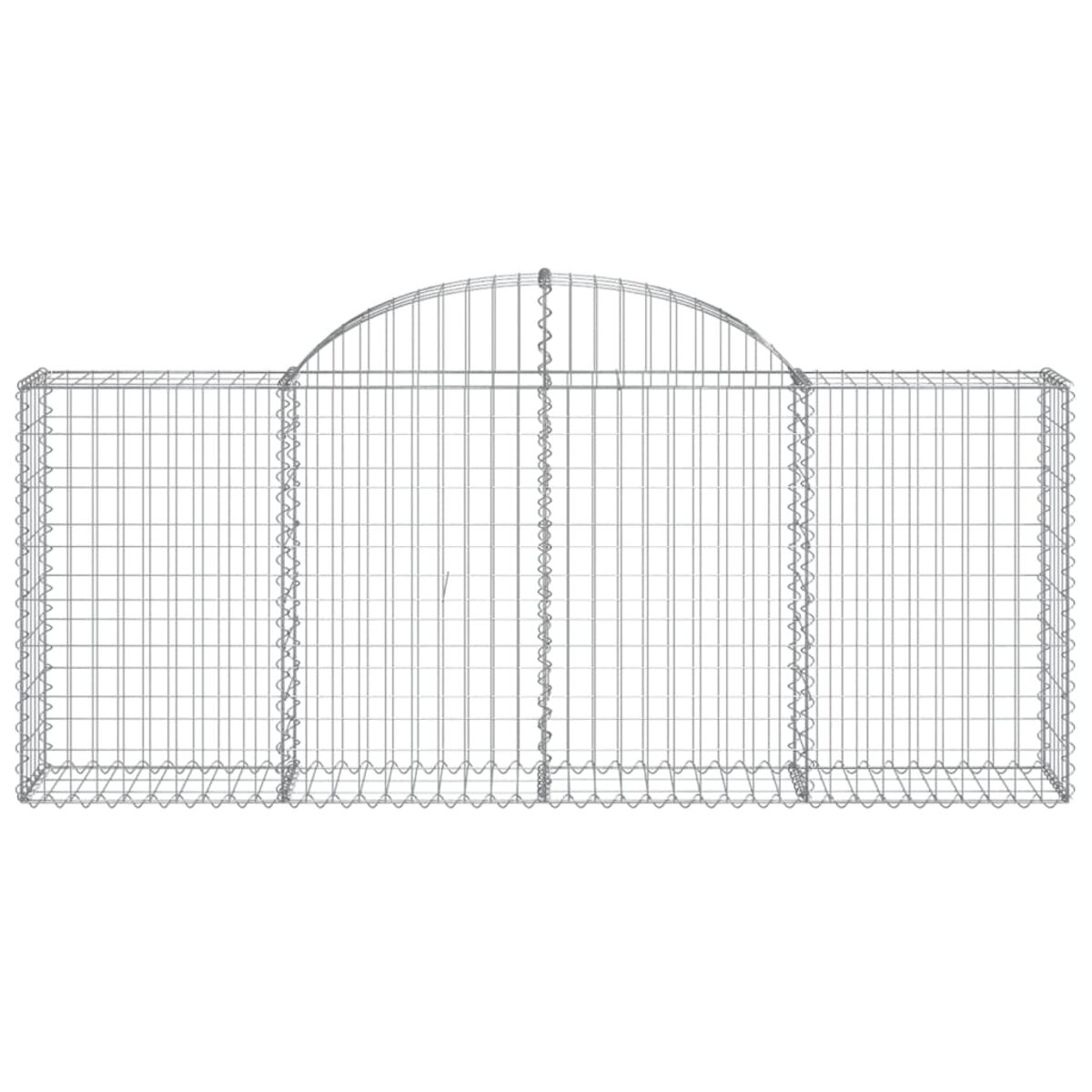 Drahtgitter-Gabionenwand. Die Oberseite der Wand hat ein geschwungenes Design. Weißer Hintergrund mit gleichmäßiger Beleuchtung.