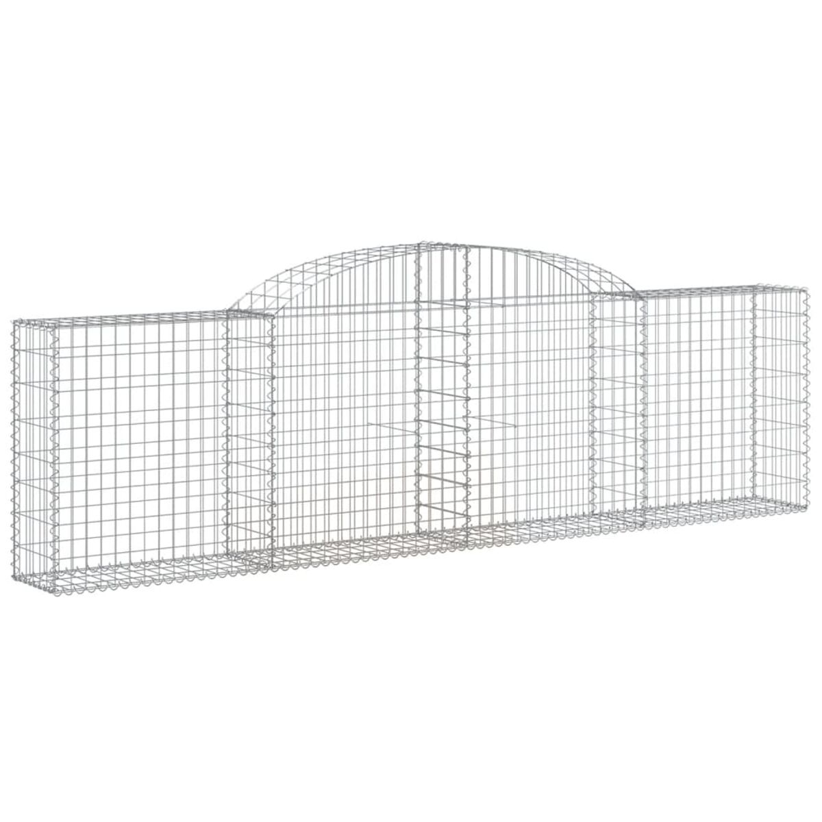 Eine Gabionenwand mit gewölbtem Oberteil, aus Metallgeflecht, gefüllt mit Steinen.