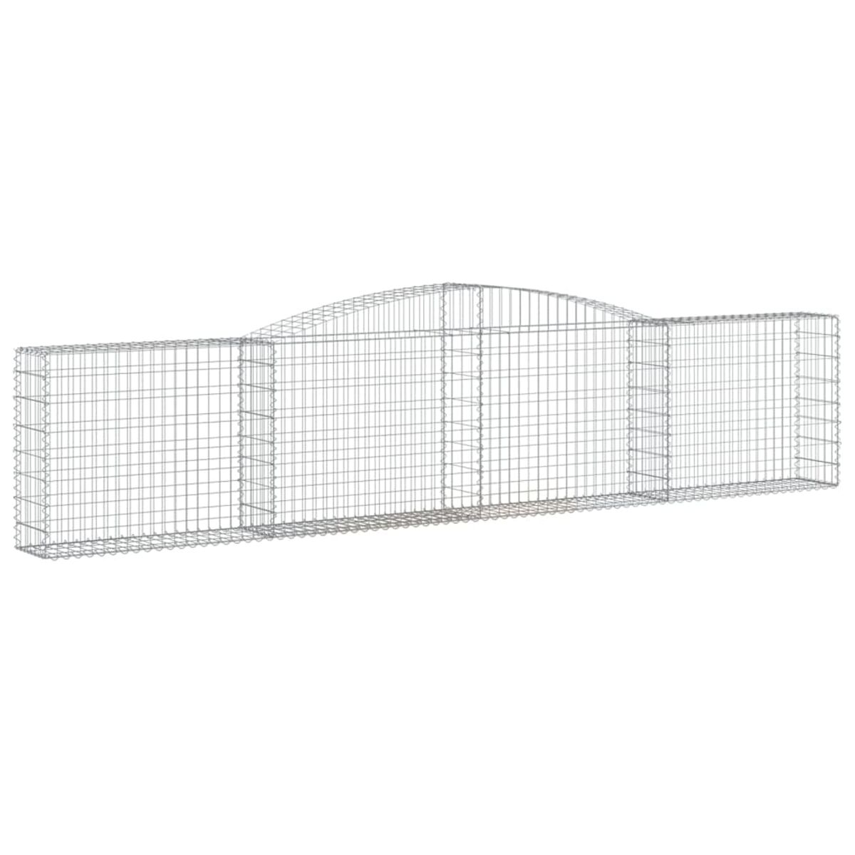 Langer grauer Draht-Gabion mit gebogenem Mittelteil. Weißer Hintergrund.