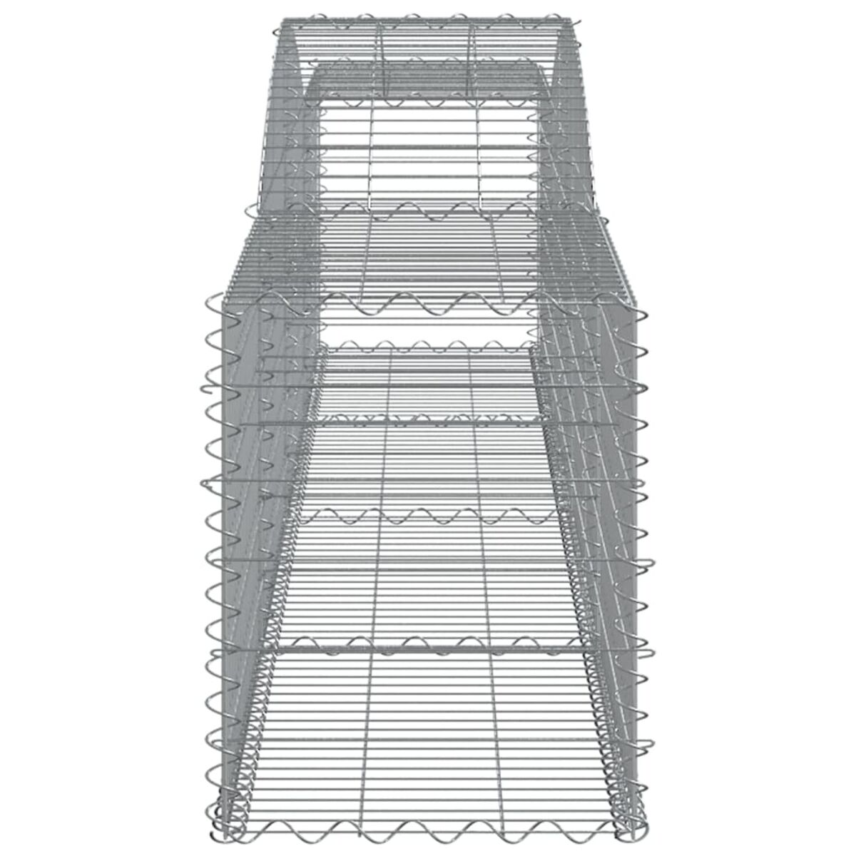 Drahtgitter-Gabion. Es ist hoch und rechteckig mit mehreren horizontalen Stützen. Der Hintergrund ist weiß.