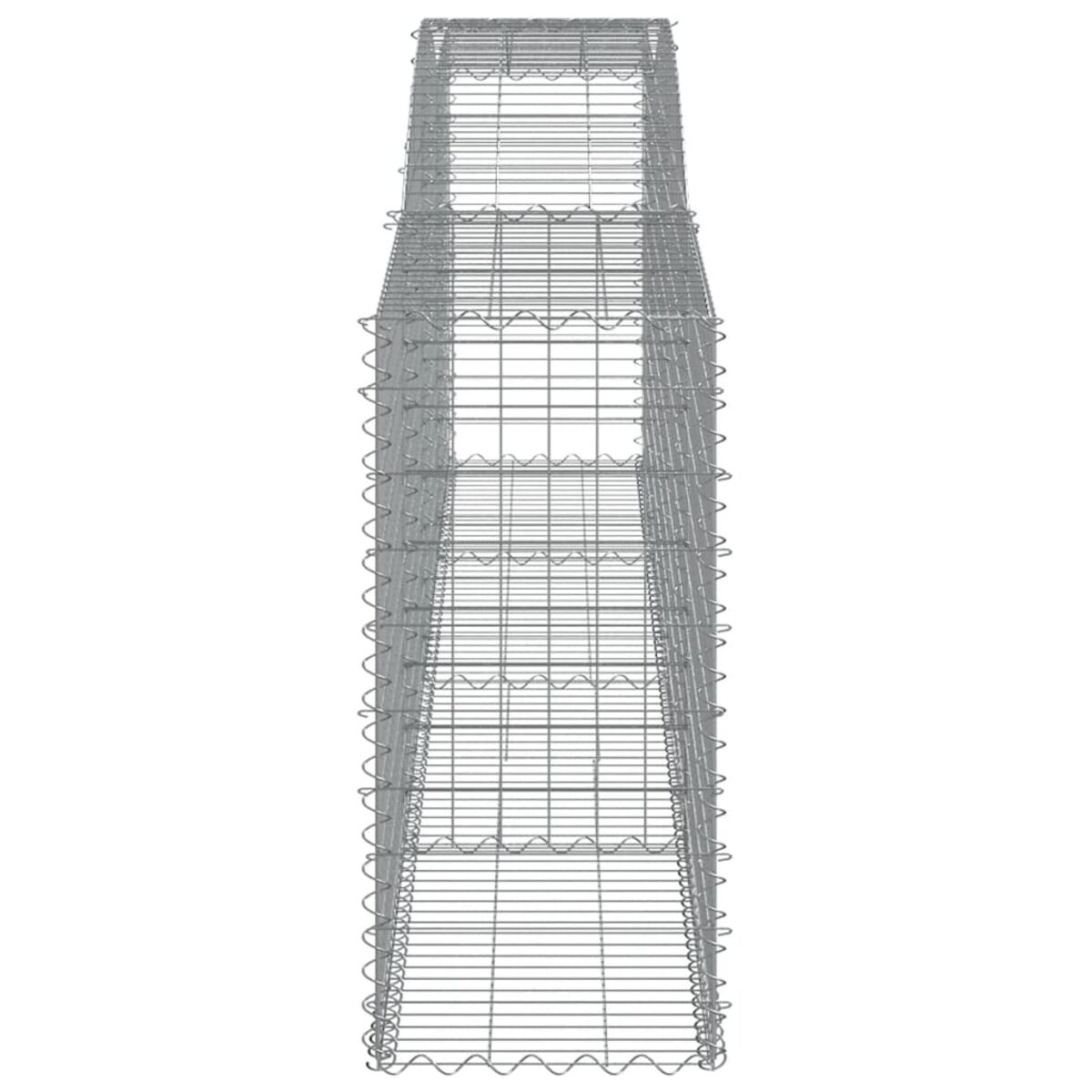 Hoher Metall-Gabion. Es ist ein langer, rechteckiger Käfig aus Metalldraht. Der Hintergrund ist weiß.