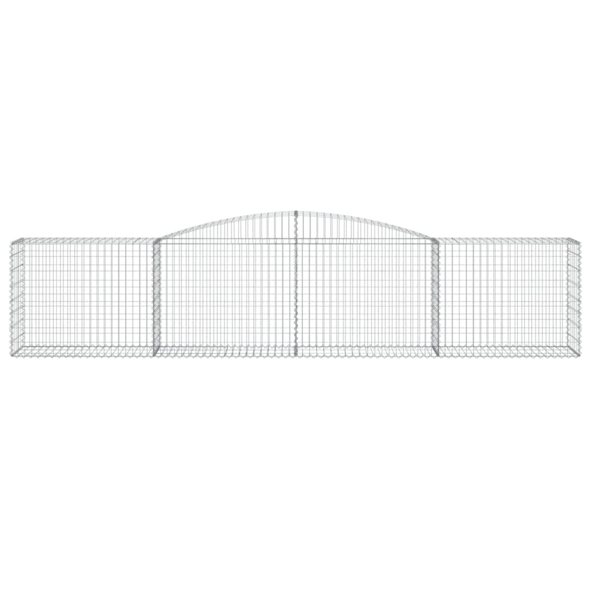 Gabionenwand, Drahtgeflecht, gewölbte Oberseite. Weißer Hintergrund.