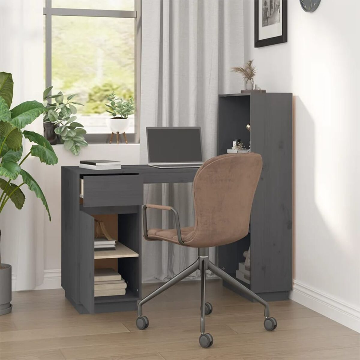 Ein Schreibtisch mit Computer und Stuhl. Ein Fenster befindet sich links.