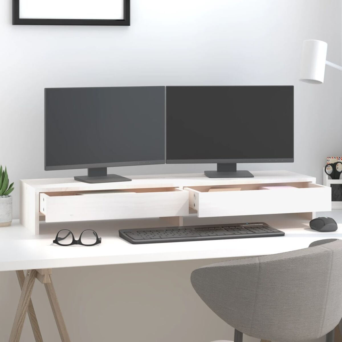 Schreibtisch mit zwei Monitoren, Tastatur, Maus und Brille. Zwei Schubladen darunter.