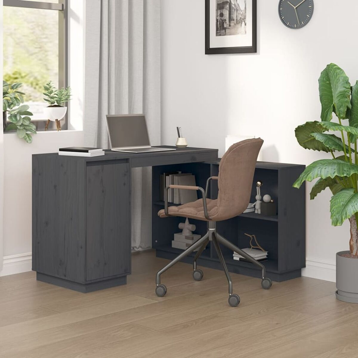 Bürotisch mit Laptop, Stuhl und Zubehör. Grauer Schreibtisch und Stuhl, Fenster im Hintergrund.