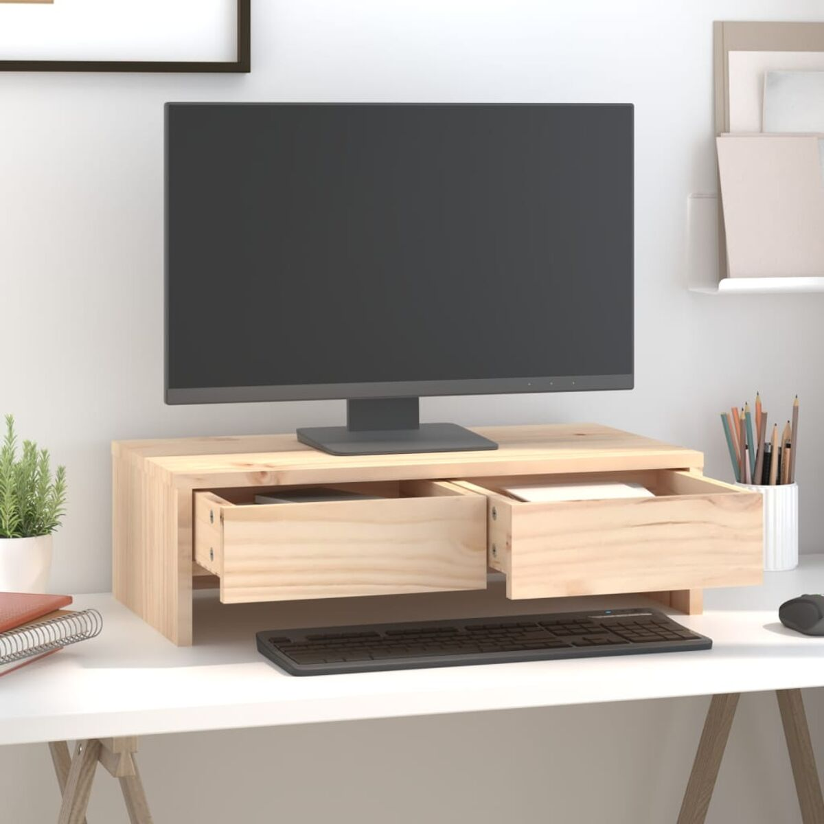 Monitorständer aus Holz mit zwei offenen Schubladen. Ein Monitor, eine Tastatur und eine Maus stehen auf dem Schreibtisch.