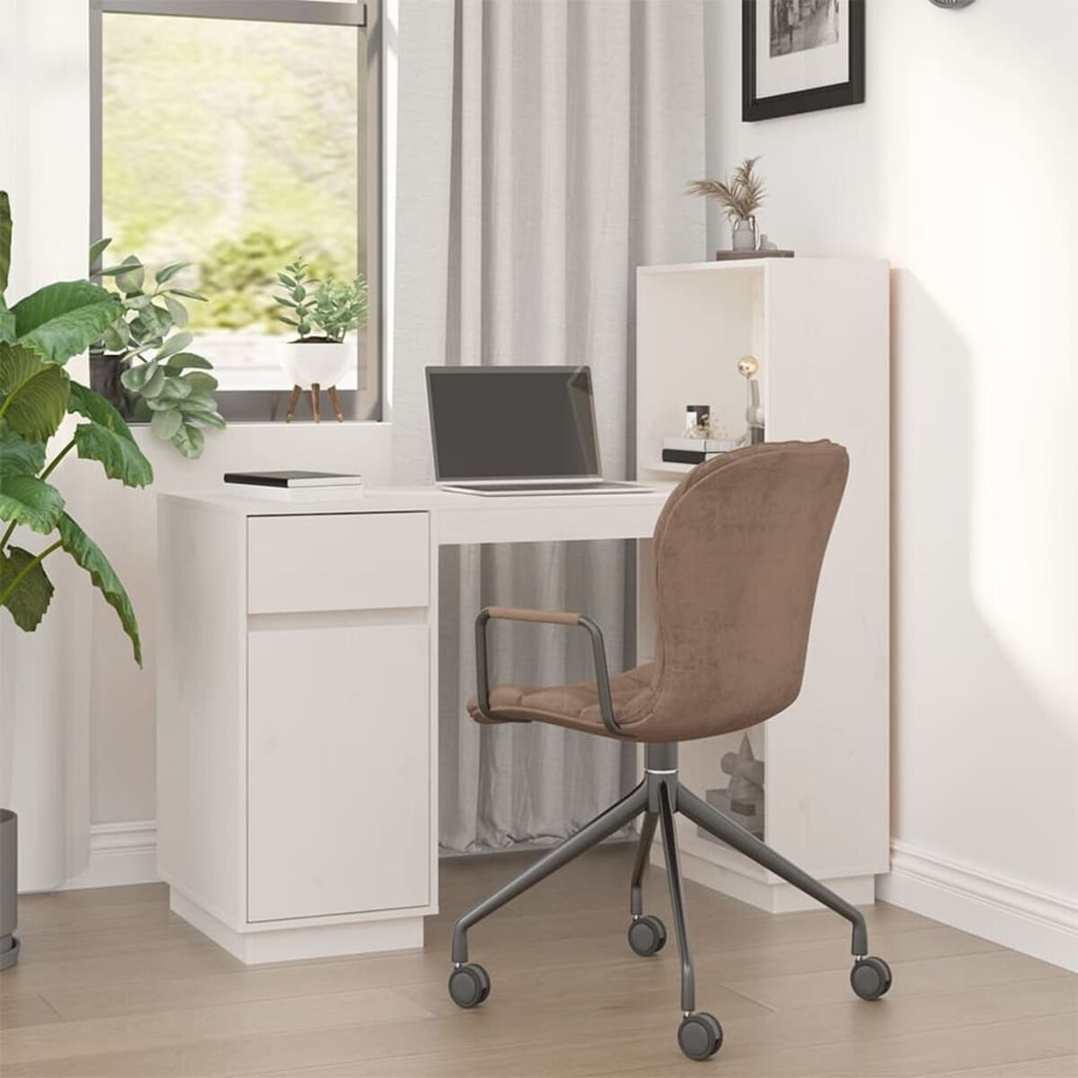 Weißer Schreibtisch mit Schublade, Laptop und Stuhl. Fenster und Pflanzen im Hintergrund.