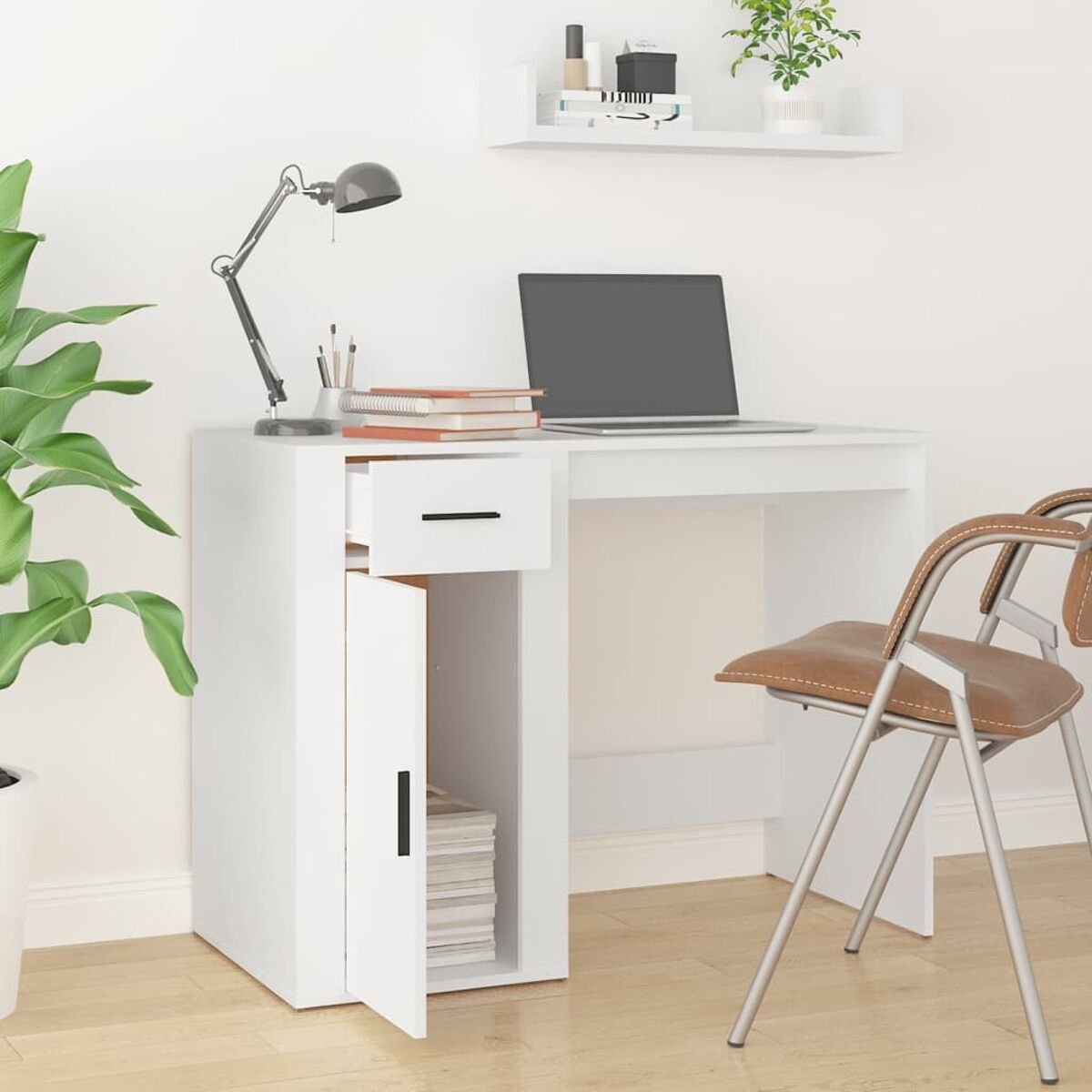 Ein weißer Schreibtisch mit Laptop und Stuhl in einem hellen Raum. Eine Lampe und eine offene Schublade sind sichtbar.