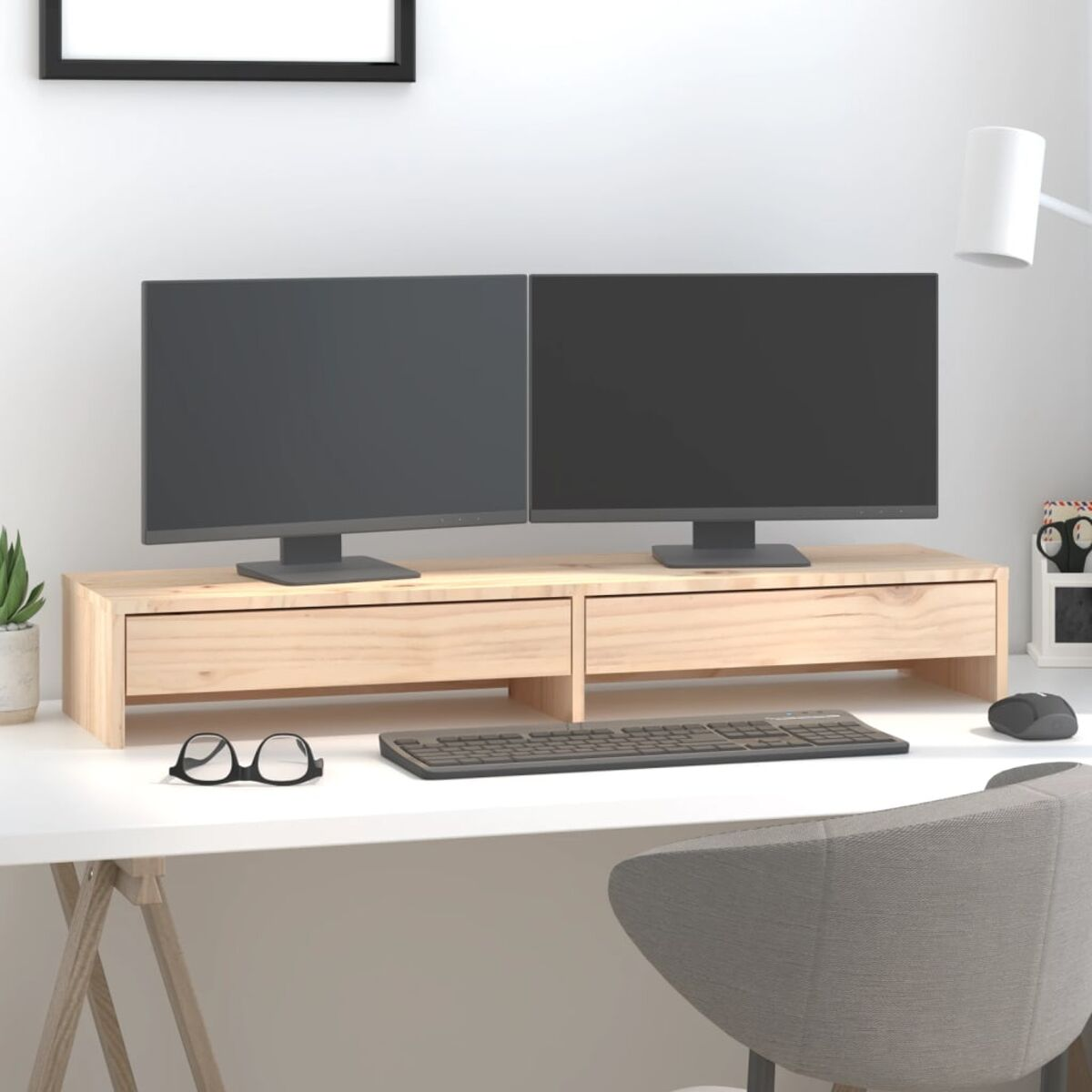 Monitorständer aus Holz mit zwei Monitoren.