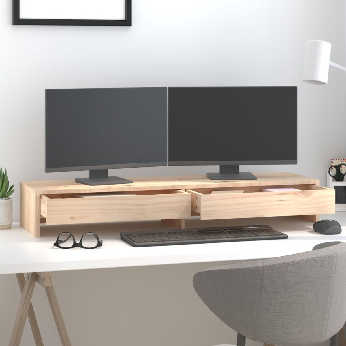Ein Schreibtisch-Setup mit zwei Monitoren, Tastatur, Brille und Maus.