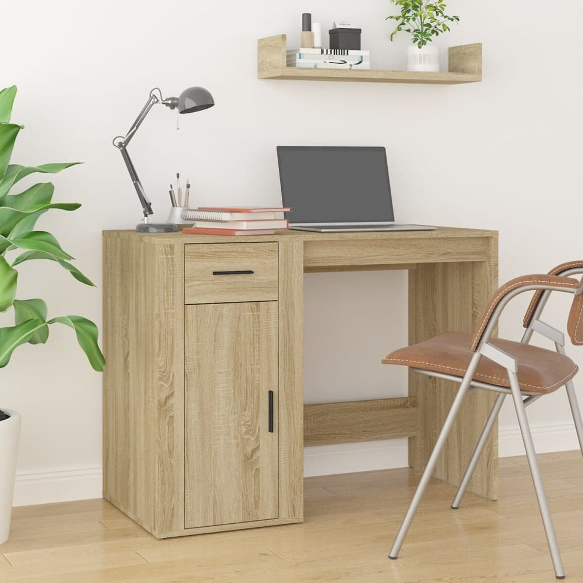 Holzschreibtisch mit Schublade, Schrank, Lampe, Laptop, Büchern und Stuhl. Eine Pflanze steht in der Ecke.