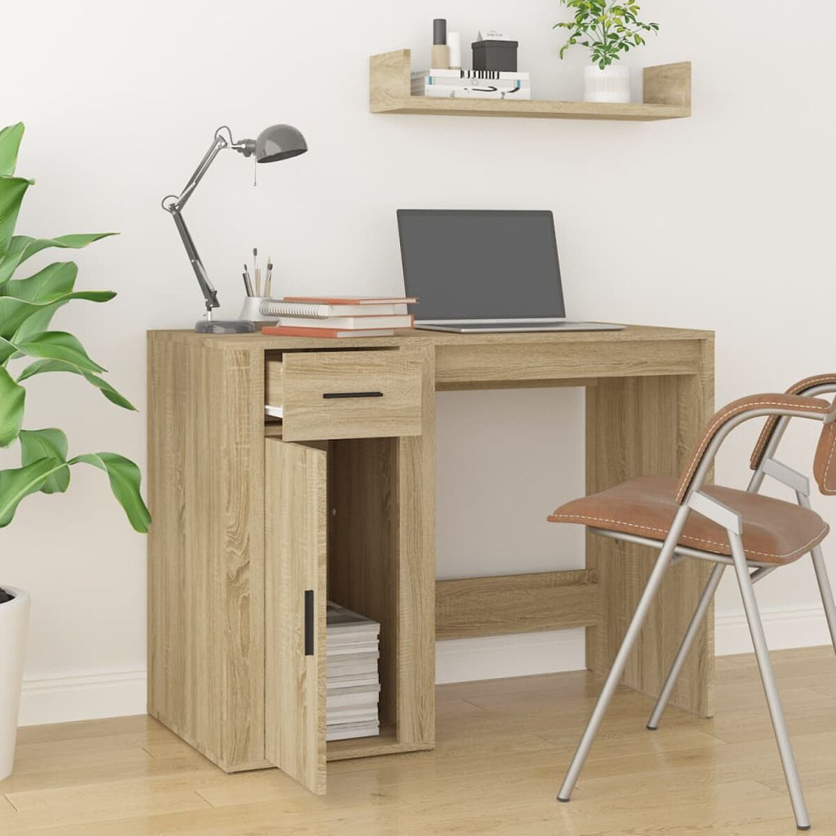 Ein hellbrauner Schreibtisch mit offener Schublade, Lampe, Laptop und Stuhl.